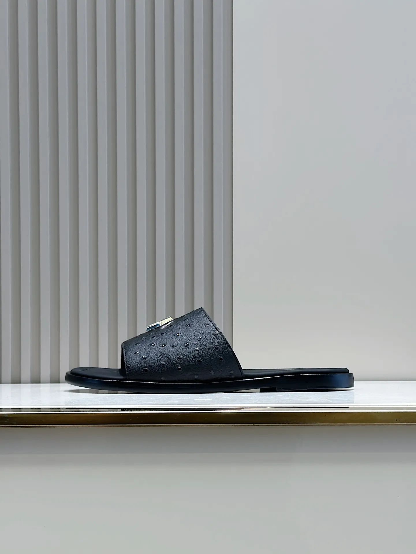 P320 [DIOR] Size 39-44 (38.45 custom-made) 2024ss Dior’s latest men’s slippers are a must-have. Dior Alias ​​Men's Genuine Leather Slippers This summer new Alias ​​sandal embodies a casual and elegant style. Carefully crafted from grained cow leather and Oblique printed fabric, with cowhide lining! Cross-strap design with metal-clad brass CD Diamond logo. The imported cowhide leather and rubber sole adds sophistication and comfort, while Oblique print-effect anti-slip panels add style.